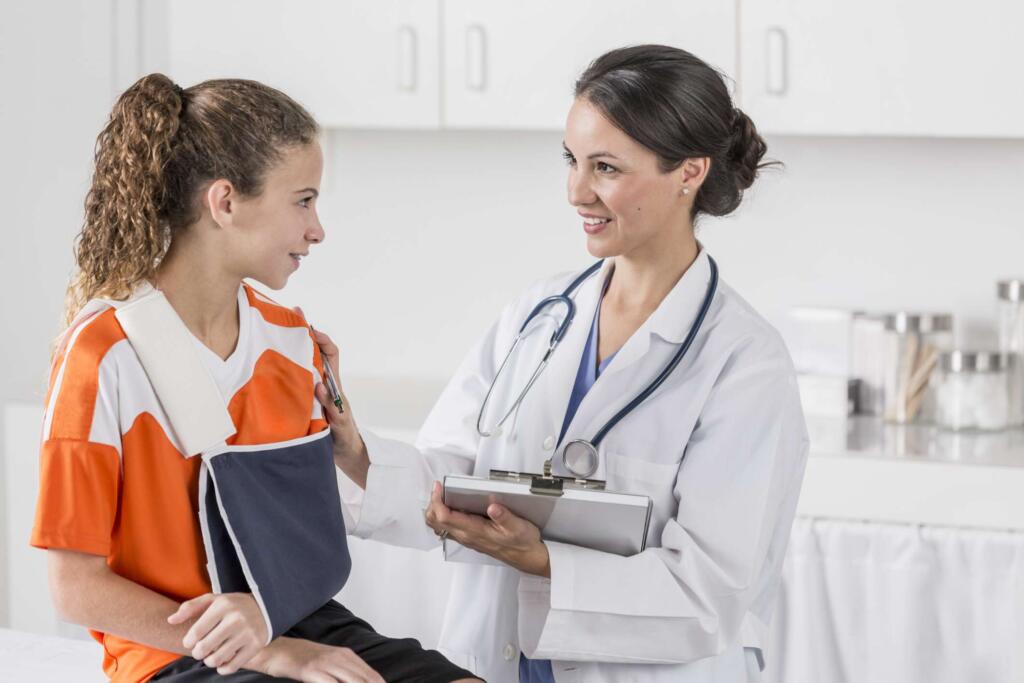 آرتروسکوپی شانه چگونه انجام میگیرد و چه مزایایی نسبت به جراحی باز دارد؟ آرتروسکوپی شانه